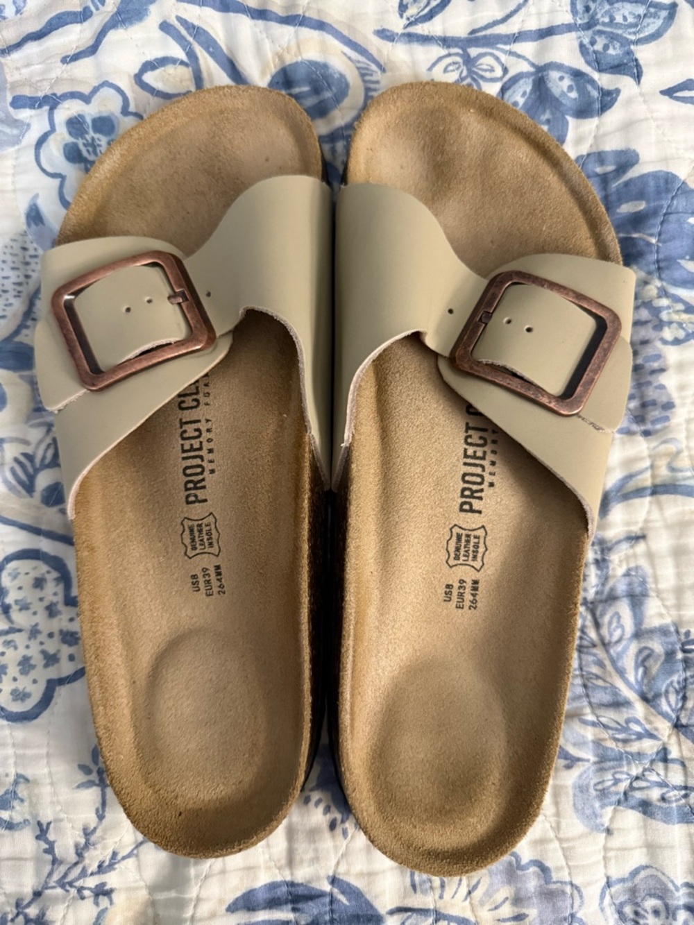 Project Cloud Women’s Beige Single-Buckle Slide Sandals size 8/39